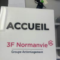 ENSEIGNE DRAPEAU, LETTRAGE REFLIEF 3D + ADHÉSIFS