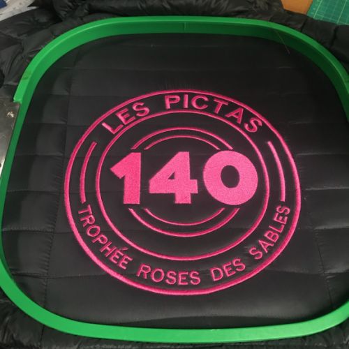 Broderie 1 couleur circulaire 220 mm sur doudoune