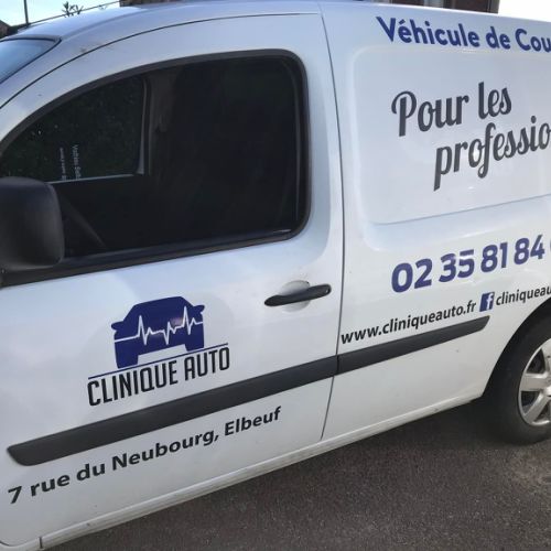 Pose adhésifs découpés sur camionnette CLINIQUE AUTO