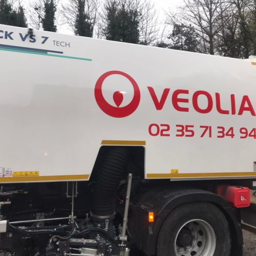 Pose adhésifs découpés sur balayeuse VEOLIA